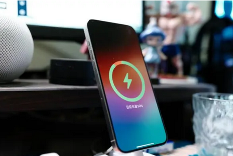 黄石港苹果15换屏服务分享用什么充电器给iPhone15充电更好 